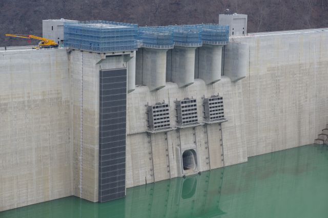 ダムの中央部分。完成間近の真新しいダムです。