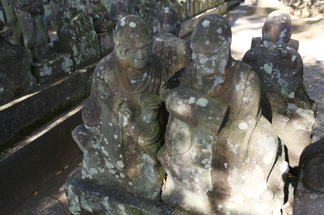 お酒を酌み交わす像。