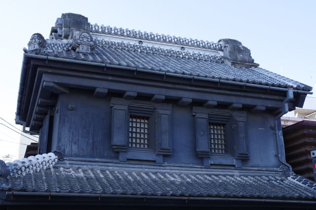 趣のある重厚な黒い蔵造りの建物。