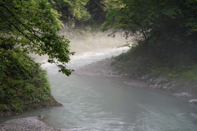 人はおらず自然の中を水しぶきを上げて流れる多摩川。