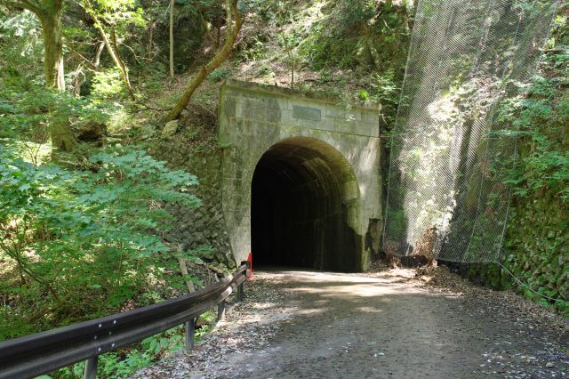 橋の奥にはトンネルがあります。