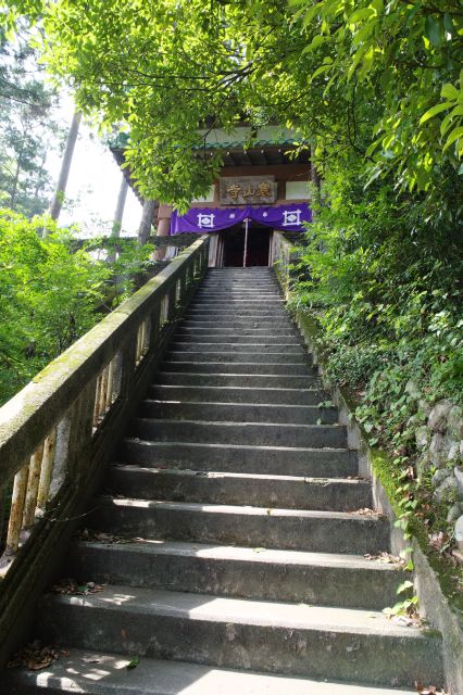 左に曲がってさらに急階段を上ります。