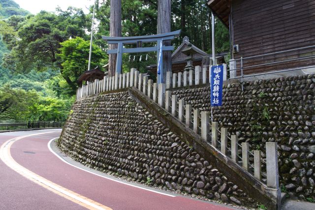 山道の檜原街道の数馬バス停の先、石垣の上に神社が現れます。向かいに駐車場があります。
