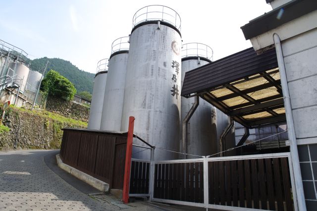 左側に小澤酒造・澤乃井のタンクが現れます。