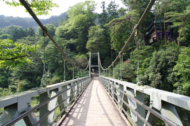 楓橋を渡ります。自然の香りの渓谷。右上には寒山寺。