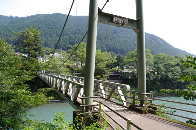 渓谷に溶け込む緑色の吊り橋の楓橋。