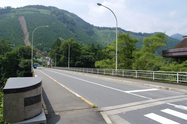 駅の正面は御岳橋。右奥には御岳山。