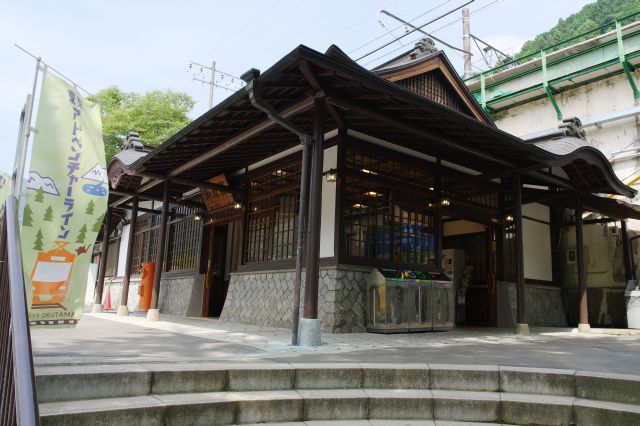 木造で雰囲気のある御嶽駅。自販機や近くにトイレがあります。