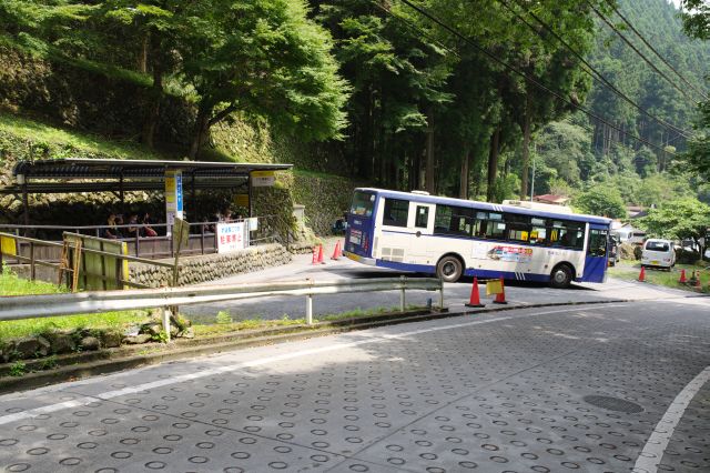 青梅線御嶽駅からバスに乗りケーブル下へ。