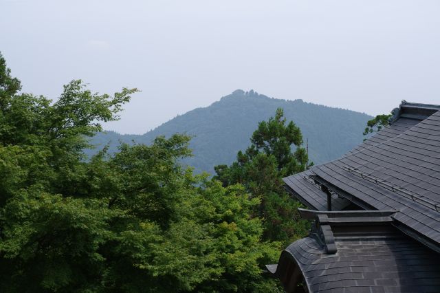 社殿前からの山並みの風景。