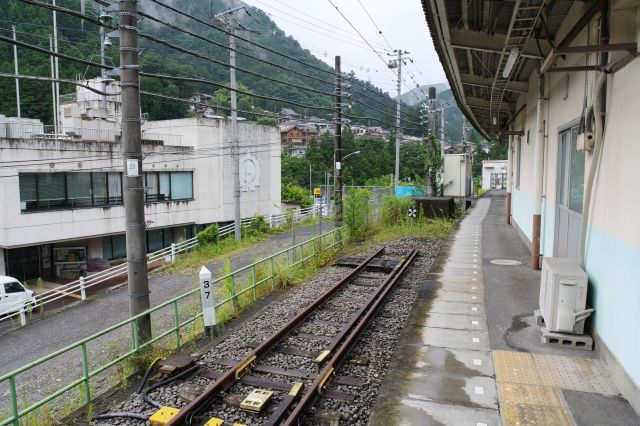 1番線は4両編成用で短く、駅構内で行き止まり。