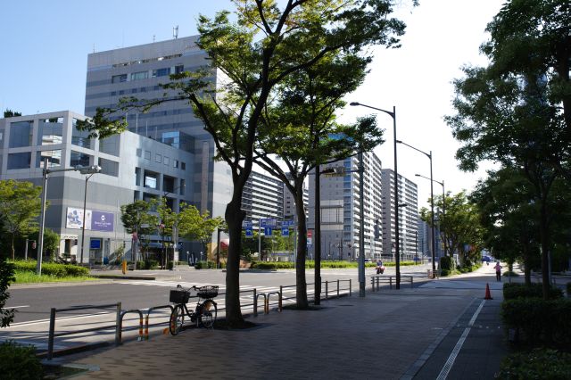 左は空き地が広がる頃からあったホテルマリナーズコート東京。