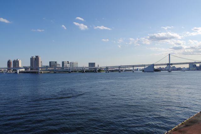 開放的で心地よい東京湾の風景。リラックスできるスポットです。