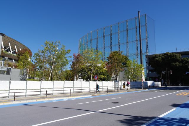 東側には神宮第二野球場があります。