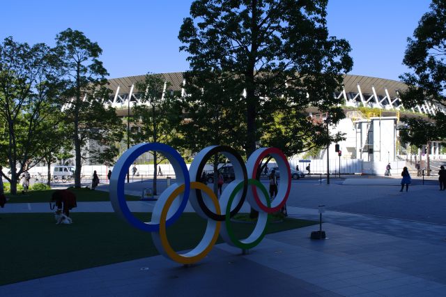 日本オリンピックミュージアム前は人が集まり、五輪のオブジェがあります。