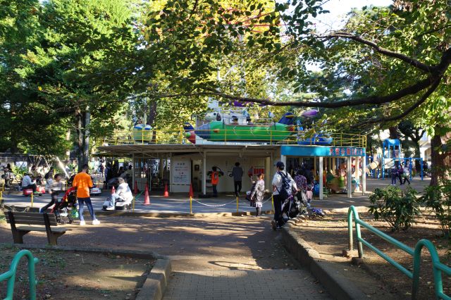 沢山の親子連れでにぎわう児童遊園地。