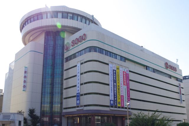 南西側に印象的なそごう大宮店があります。