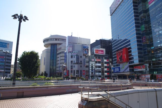 比較的新しい雰囲気の町並み。