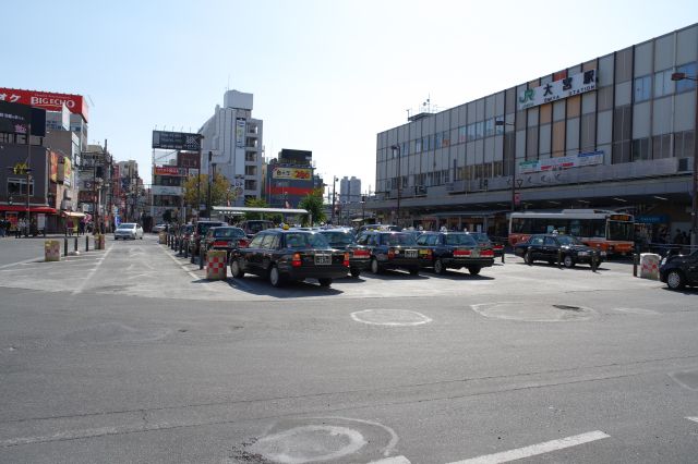 南側も低層のビルが連なる風景。