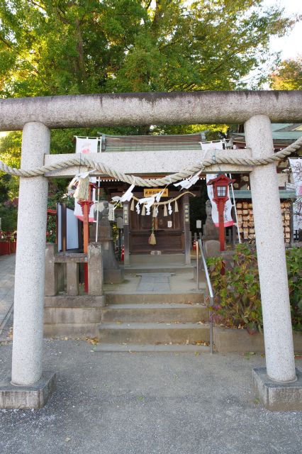 拝殿左には民部稲荷神社。