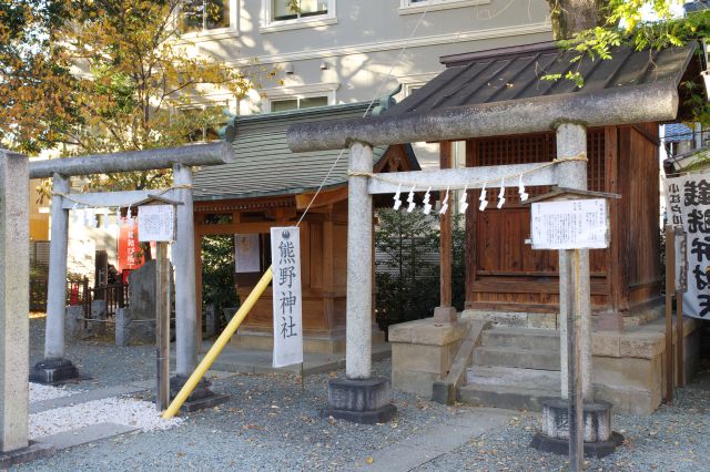 拝殿右脇に大鷲神社と秋葉神社。