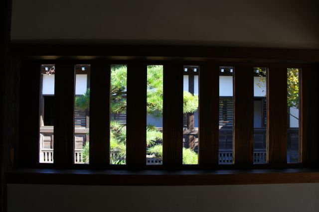 格子窓から覗く中庭。