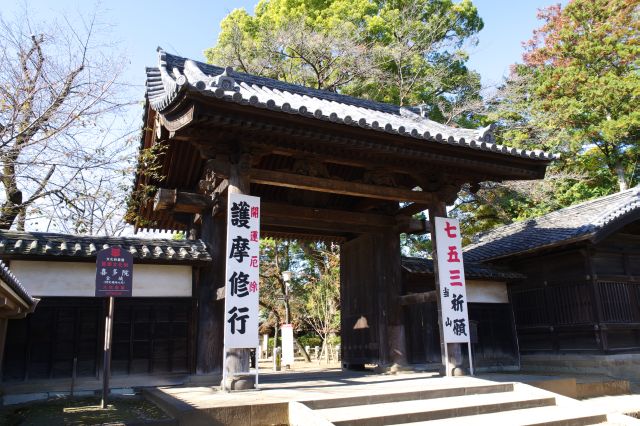 山門は現存する最古の建物で重要文化財。