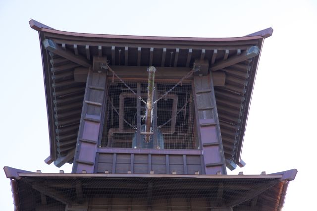高い櫓の上から鐘の音が街に響きます。