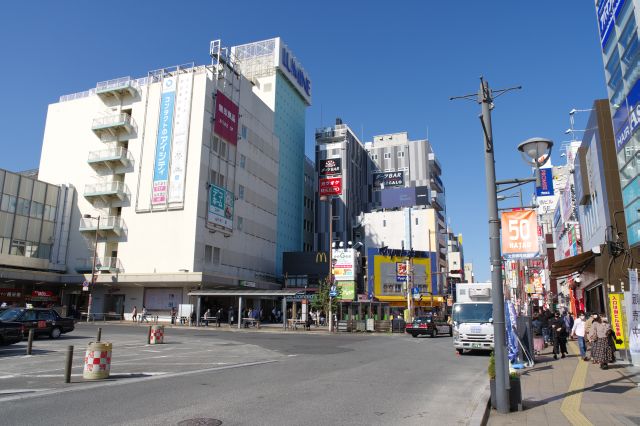 北側にはルミネ大宮店。東武野田線ホームもそちらに。脇に低層のビルが連なり多くの人が行き交います。