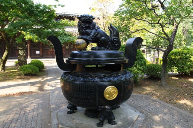 仏殿の前に手毬を持つ獅子の像が乗った大きな香炉があります。