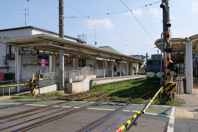 短いホームに行き交う短い電車。のどかな風景です。豪徳寺と世田谷八幡宮の最寄り駅。