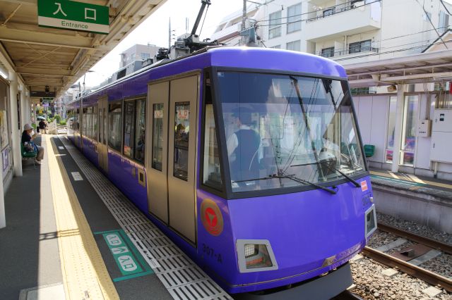 路面電車のような小さな車両の東急世田谷線、松原駅で下車。