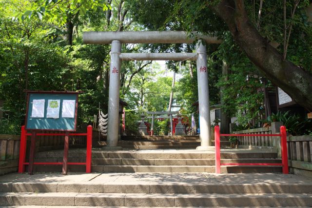 踏切の先の左に曲がった所に六所神社があります。