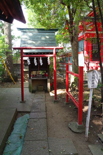 拝殿左脇には松沢稲荷神社。