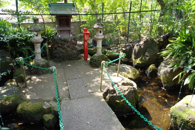池に囲まれた潤いのある厳島神社。