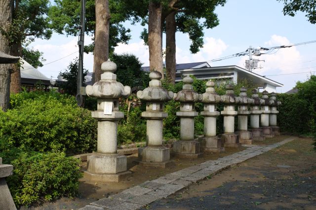 社殿手前の右側に石灯籠。毛利元昭、伊藤博文、山縣有朋等が奉納。