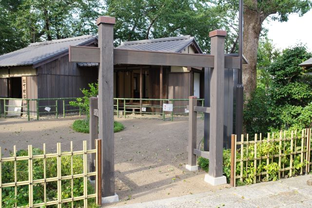 右奥には松下村塾を模した建物があります。