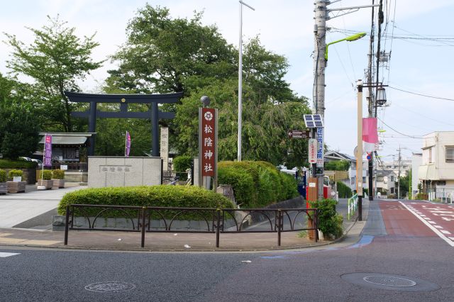 商店街を抜けると交差点に松陰神社が現れます。