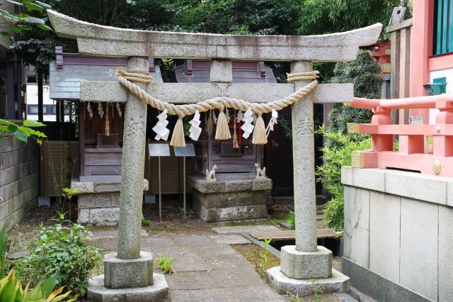 拝殿左脇には御嶽神社・稲荷神社。