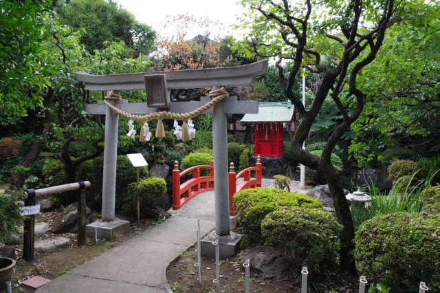 さらに左には厳島神社があります。