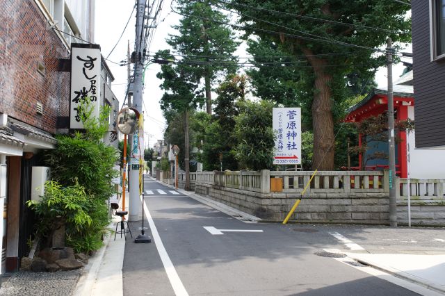 明大前駅と下高井戸駅の中間、菅原天神通りに菅原神社があります。