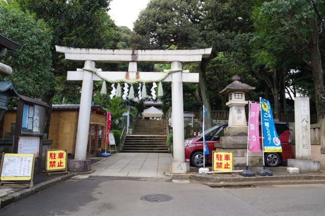 閑静な住宅街を抜けると突き当りに神社が現れます。