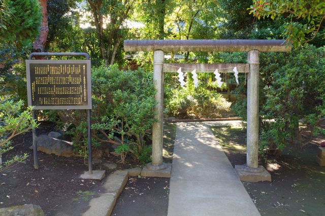 神明社の入口。