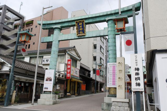 通り沿いに神田明神の鳥居が現れます。