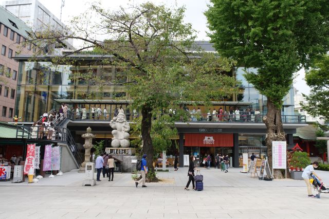 左にはいちょうの木、だいこく様尊像、奥には行列ができている新しい文化交流館。