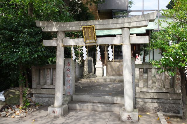 左奥角に浦安稲荷神社。