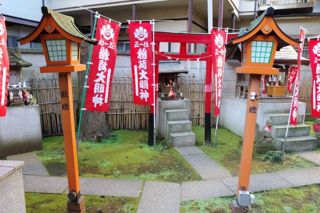 さらに奥には３つの稲荷神社。