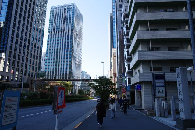 新宿の超高層ビル群に神社が現れます。