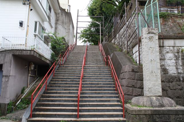 階段は須賀神社男坂。映画「君の名は。」で有名な場所です。