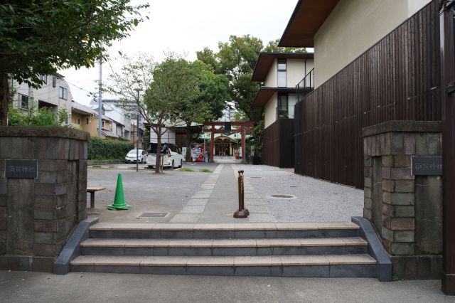 右の須賀公園の先に神社があります。